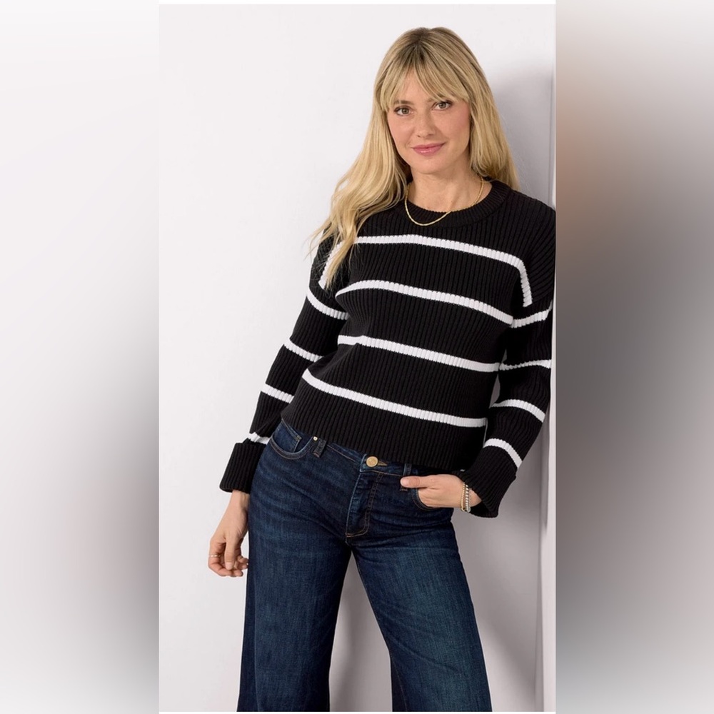 Evereve Emma Crew Stripe Black and White Ribbed Pullover Sweater Size M Coastal